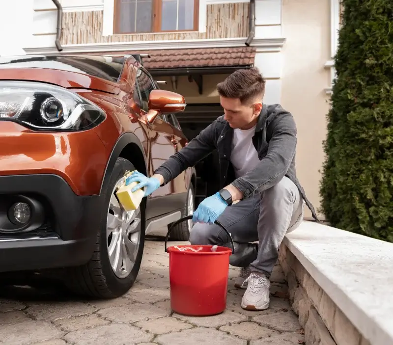 Lavage auto à domicile Vue : professionnel intervenant sur un véhicule